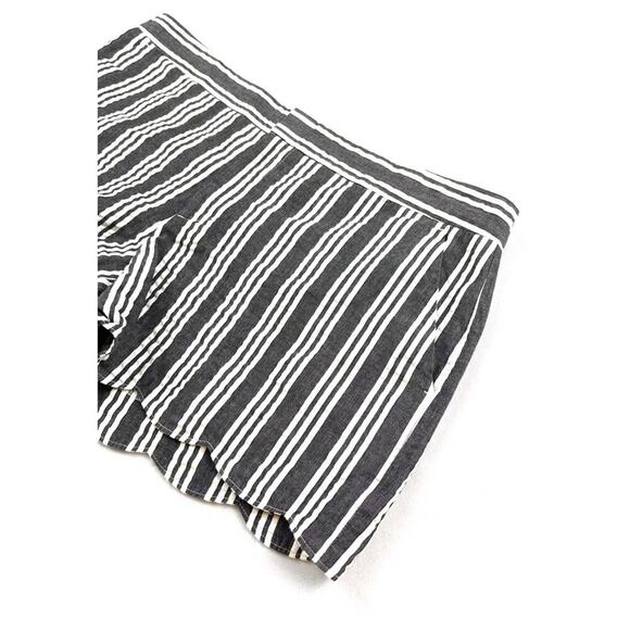 Club Monaco Grey White Striped Seersucker Scalloped Shorts - Picture 2 of 4